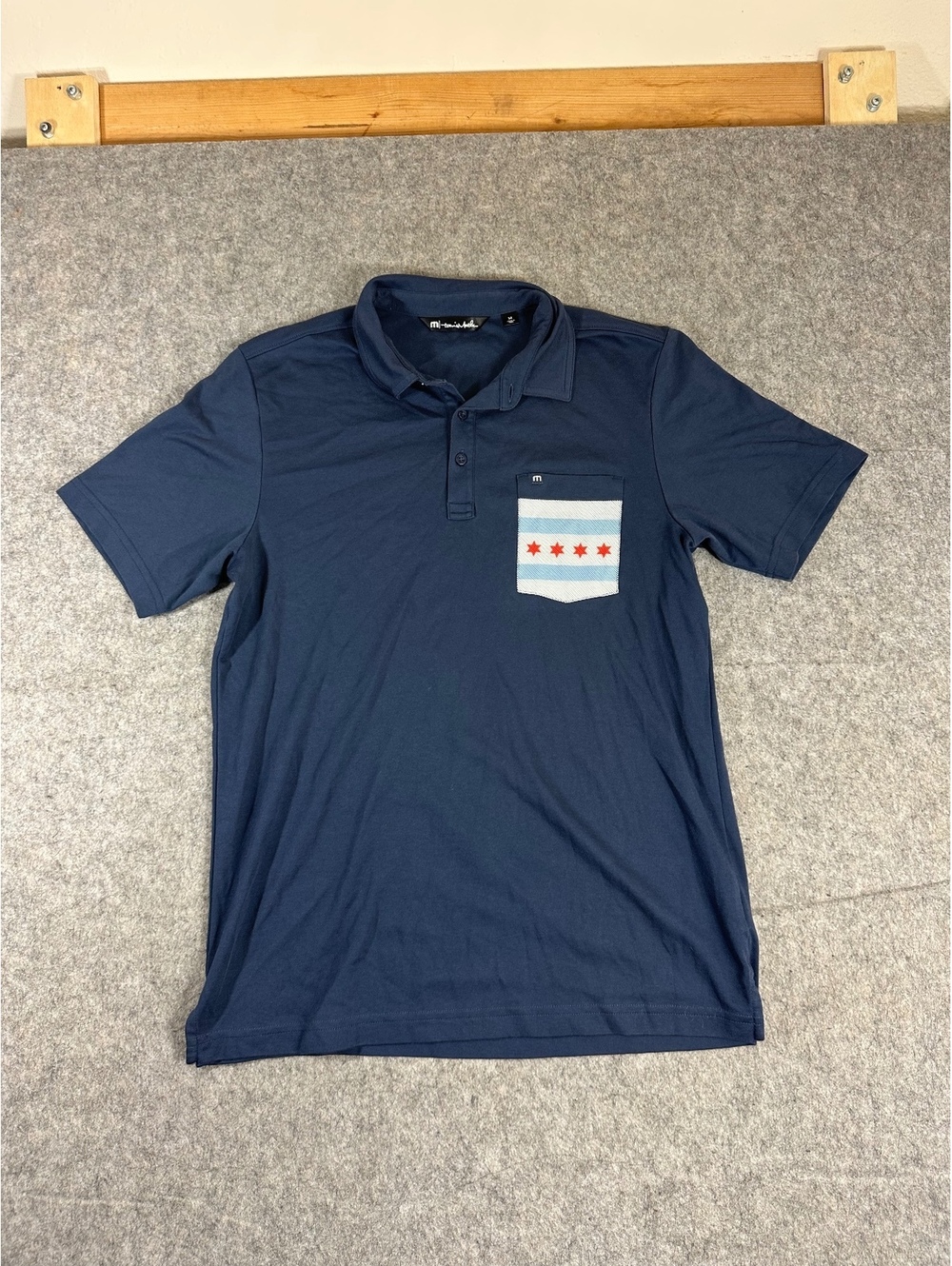 TRAVIS MATHEW CHICAGO FLAG Mens Size M Polo Shirt Blue Performance Cotton Blend